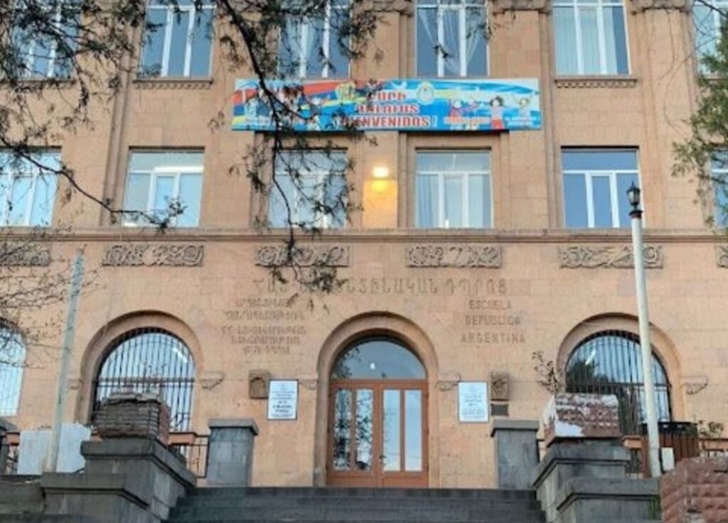 LA HISTORIA DE LA ESCUELA ARGENTINA EN ARMENIA, DONADA POR LOS HERMANOS ARZOUMANIAN – CLARÍN.