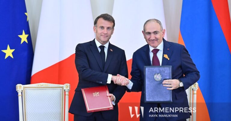 VIDEOS: MACRON EN ARMENIA – CANTÓ A AZNAVOUR JUNTO A PASHINIAN, CON QUIEN FIRMÓ DOCUMENTOS – VISITÓ TSITSERNAKABERD, MADENATARÁN Y GYUMRÍ.