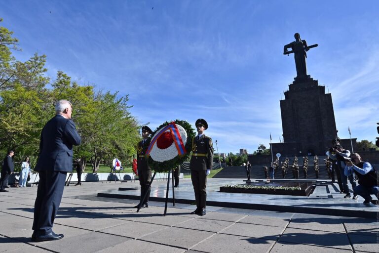 VIDEO: 9 DE MAYO, DÍA DE LA VICTORIA – HOMENAJE DEL PRESIDENTE DE ARMENIA KHACHATURYAN – MENSAJE DE PASHINIAN, QUIEN NO ASISTIÓ AL DESFILE EN MOSCÚ.