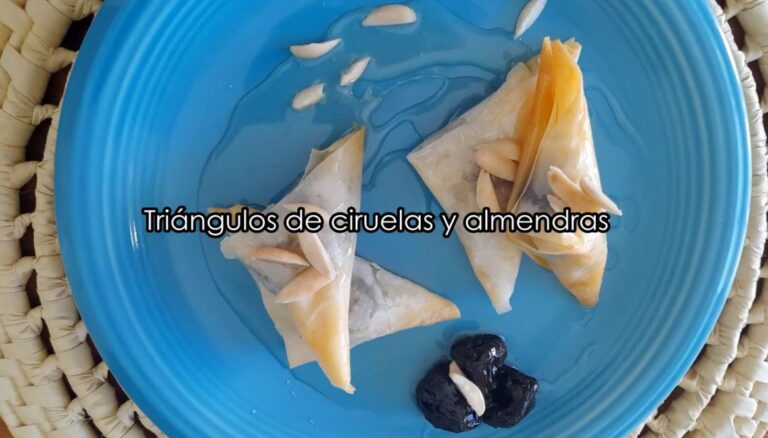 VIDEO: RECETA DE TRIÁNGULOS CON CIRUELAS Y ALMENDRAS – SABORES ARMENIOS POR DIANA BOUDOURIAN.