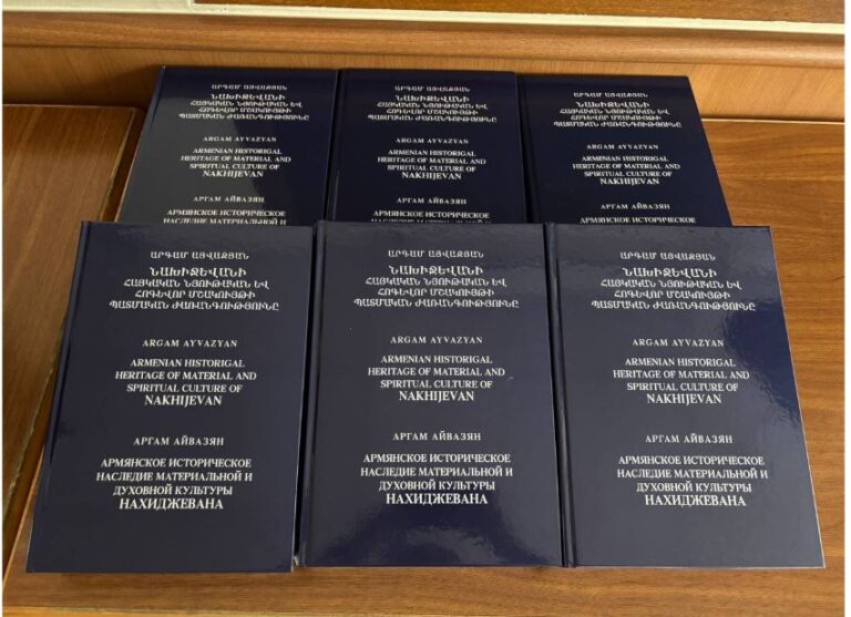 VIDEO: SE PRESENTÓ EN CENTRO TEKEYAN, EREVÁN «EL PATRIMONIO DE LA CULTURA MATERIAL Y ESPIRITUAL ARMENIA DE NAJICHEVÁN», LIBRO EN TRES IDIOMAS.