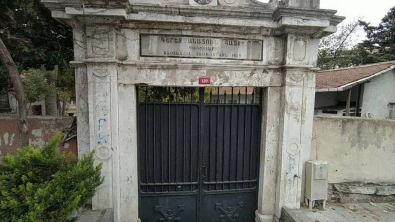 VANDALISMO EN CEMENTERIO DE IGLESIA ARMENIA DE ESTAMBUL.