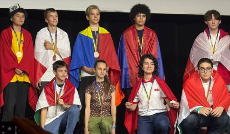 EQUIPO ARMENIO REGRESÓ DE OLIMPIADA JUVENIL EUROPEA DE INFORMÁTICA EN LITUANIA CON 2 MEDALLAS DE PLATA Y 2 DE BRONCE.