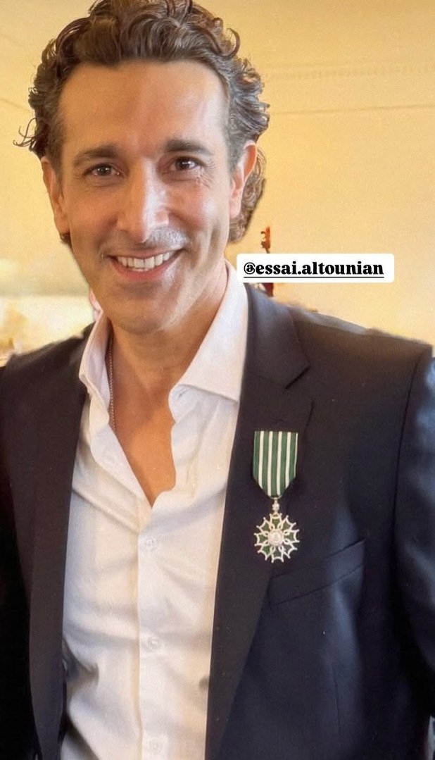 VIDEO: EL CANTANTE FRANCO-ARMENIO ESSAÏ ALTOUNIAN FUE CONDECORADO COMO CABALLERO EN ARTES Y LETRAS DE FRANCIA.