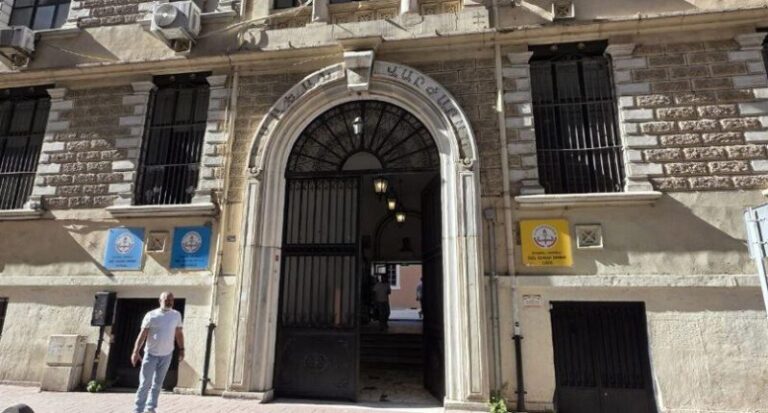 HIJOS DE CIUDADANOS ARMENIOS PODRÍAN TENER PROHIBIDO ASISTIR A ESCUELAS ARMENIAS EN ESTAMBUL.