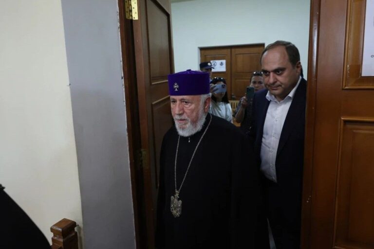 VIDEO: MENSAJE DE S.S. KAREKÍN II TRAS COMPARECER ANTE EL TRIBUNAL – EL JUEZ HAKOB MANUKYAN SE RECUSÓ – COMUNICADO DE IARA CONDENANDO EL JUICIO.