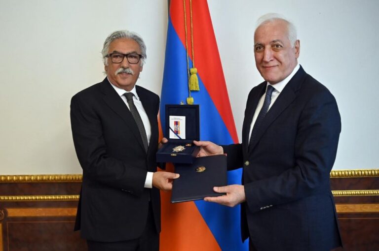 EL PRESIDENTE DE AGBU Y FUNDADOR DE TUMO SAM SIMONIAN FUE HOMENAJEADO EN ARMENIA.