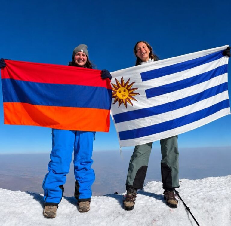 VIDEO: ENTREVISTA A KARINÉ DERMARKARIAN Y HAIRENIK SANTURIAN – LLEGARON A LA CIMA DEL ARARAT CON BANDERAS DE ARMENIA Y URUGUAY – AUDICIÓN GOMIDÁS.