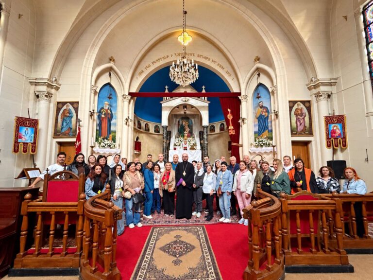 NUMEROSO GRUPO DE TURISTAS ARMENIOS VISITA BUENOS AIRES.