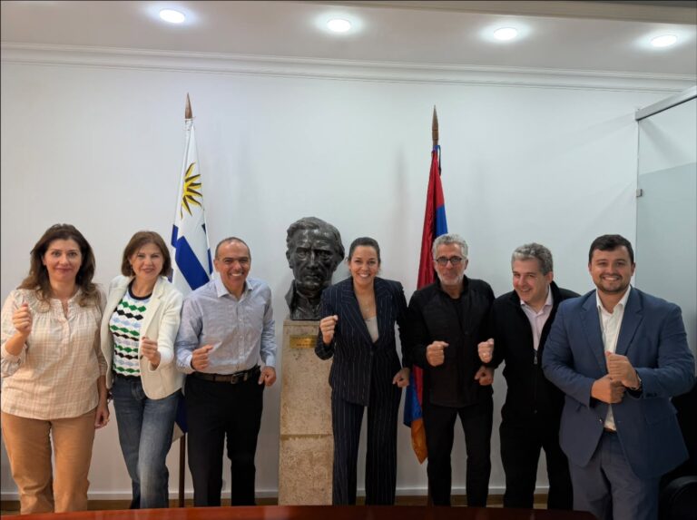 ENCUENTRO DE DOS MARATONISTAS EN EREVÁN: ARA KHATCHADOURIAN Y PABLO ELMASSIAN – EMBAJADA DE URUGUAY EN ARMENIA.