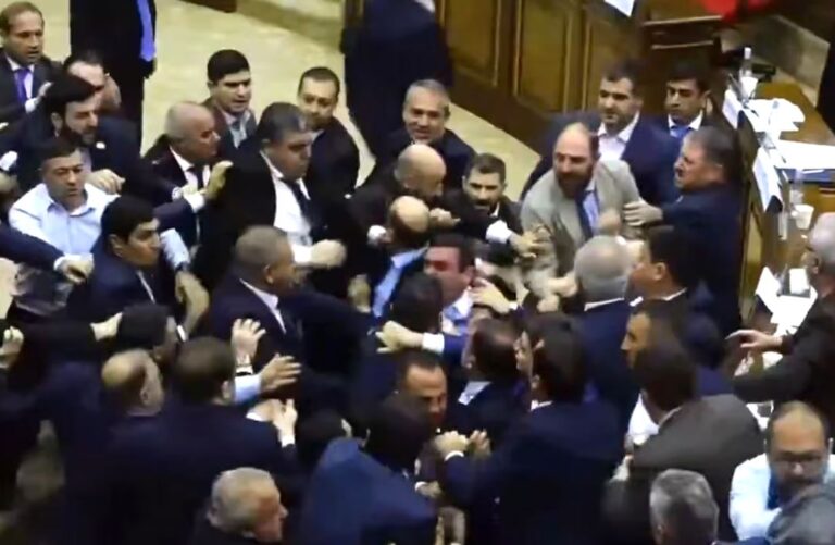 VIDEO: MASIVA PELEA EN PARLAMENTO DE ARMENIA CON GRITOS, INSULTOS, LANZAMIENTO DE SILLA Y UN DIPUTADO CON HEMORRAGIA.